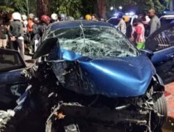 Sopir Mobil Ford Diduga Mabuk dan Tewas Setelah Menabrak Gerobak Sampah di Surabaya