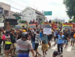 Ratusan truk dump dikerahkan oleh Aliansi Penambang Tradisional Kediri Raya untuk menyuarakan aspirasi mereka.