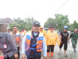 Mensos Saifulloh Yusuf Tinjau Banjir Di Jombang