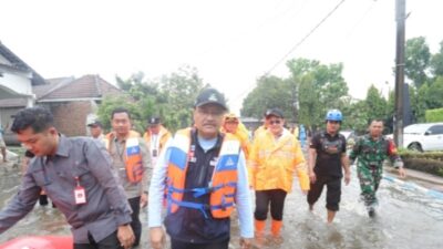 Mensos Saifulloh Yusuf Tinjau Banjir Di Jombang