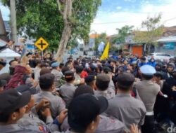 Ratusan Mahasiswa Demo Kantor DPRD Jombang Tolak PPN 12 Person