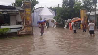 Hujan Deras Di Jombang Rendam Pelaminan Pengantin Saat Hajatan