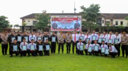 Kapolres Jombang AKBP Ardi Kurniawan, S. H. , S. I. K. , CPHR, Berikan Penghargaan kepada 24 Anggota Berprestasi