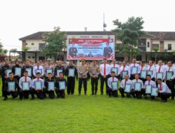 Kapolres Jombang AKBP Ardi Kurniawan, S. H. , S. I. K. , CPHR, Berikan Penghargaan kepada 24 Anggota Berprestasi