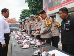 Kapolres Jombang Periksa Senpi Dan Tes Urine Anggotanya Sebagai Bentu Pengawasan