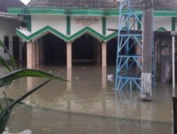 Warga Bojonegoro Kesulitan Sholat Tarawih Karena Dilanda Banjir