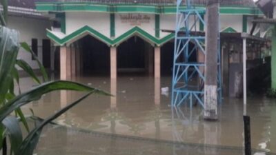 Warga Bojonegoro Kesulitan Sholat Tarawih Karena Dilanda Banjir