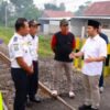 Wagub Jatim Emil Dardak Tinjau Palang Pintu Perlintasan Kereta Api di Kediri