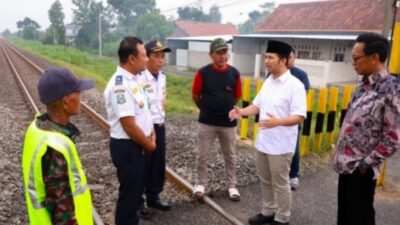 Wagub Jatim Emil Dardak Tinjau Palang Pintu Perlintasan Kereta Api di Kediri