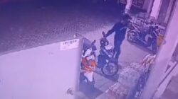 Aksi Pencurian Sepeda Motor di Jombang Terekam CCTV Pelaku Gagal Membawa Kabur Motor