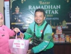 Salurkan Bantuan Ke Ojek Online Bhayangkari Polres Blitar Di Bulan Ramadhan