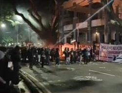 Aksi Unjuk Rasa di Kota Malang Berakhir Ricuh, Gedung DPRD Terbakar