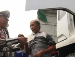 Satlantas Polres Jombang Tindak Tegas Truk yang Melanggar Pembatasan Operasional Selama Mudik Lebaran 2025
