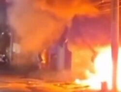 Bengkel Tambal Ban di Bangil Terbakar Tengah Malam, Kerugian Capai Puluhan Juta